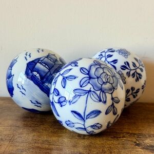 Vintage Blue White Porcelain Carpet Ball Chinoiserie Decorative Spheres Set of 3
